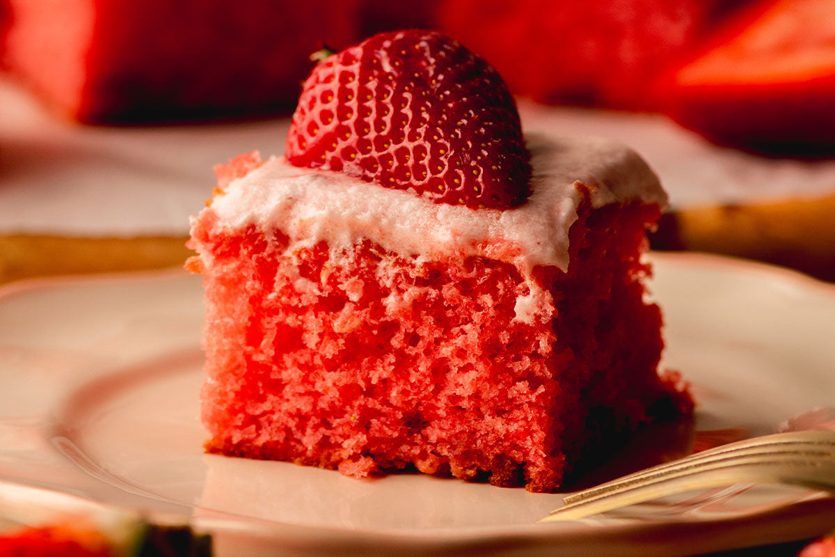 Strawberry-Cake-on-Plate